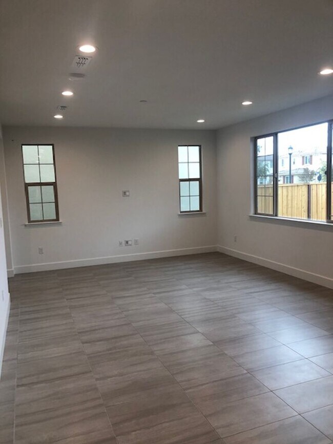 Foto del edificio - Newer 3 Bedroom 2.5 Bath in Mountain House