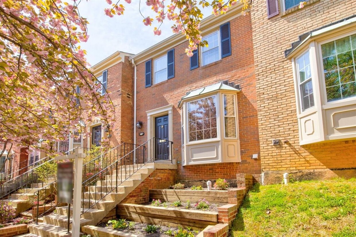 Foto principal - Beautifully Renovated Townhome Close To Ty...