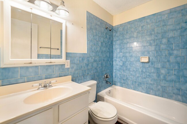 Building Photo - Charming 3-bed/2 bath home with large yard...