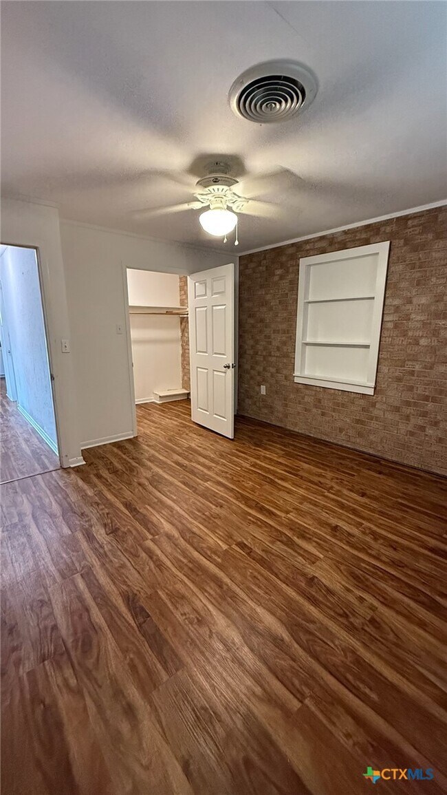 Foto del edificio - 301 Highland Dr