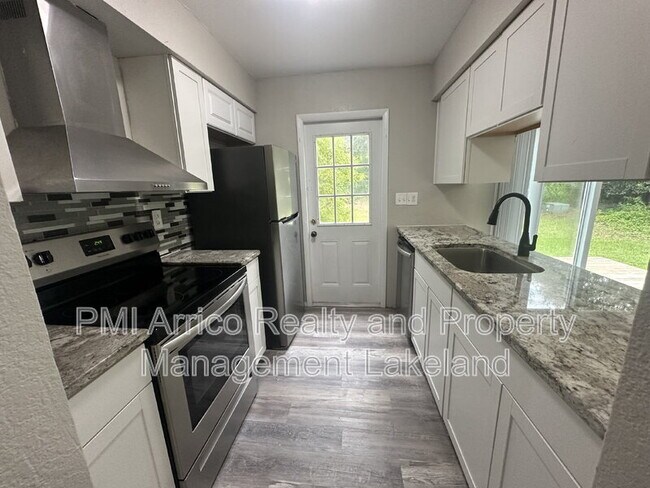 Foto del edificio - 1106 Country Club Ln