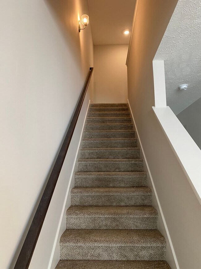 Foto del edificio - Like New Luxury Townhome! 3 BR, 2.5 BA, 1 Car Garage, Pool, Dog Park, and More!
