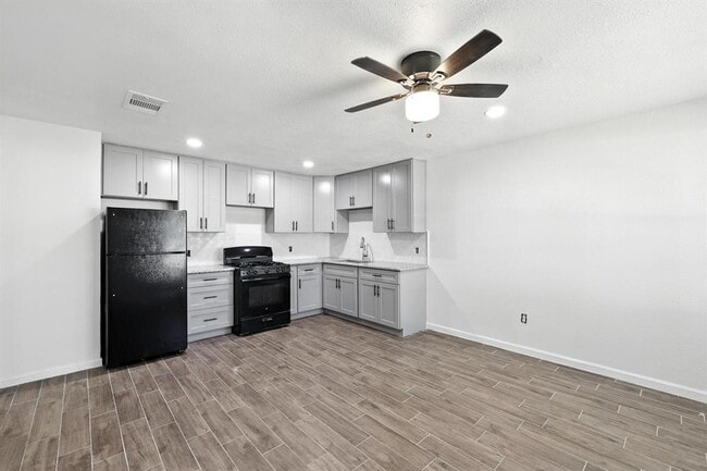 Building Photo - 716 Hargest St