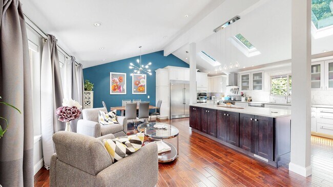 Foto del edificio - CHARMING 4BED/4BATH SPLIT-LEVEL HOME IN HA...