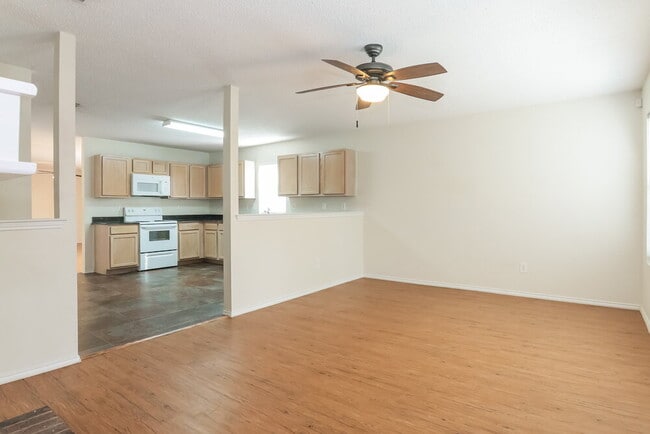 Building Photo - 8804 Seven Oaks Ln