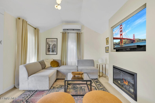 Building Photo - 2855 Los Feliz Dr