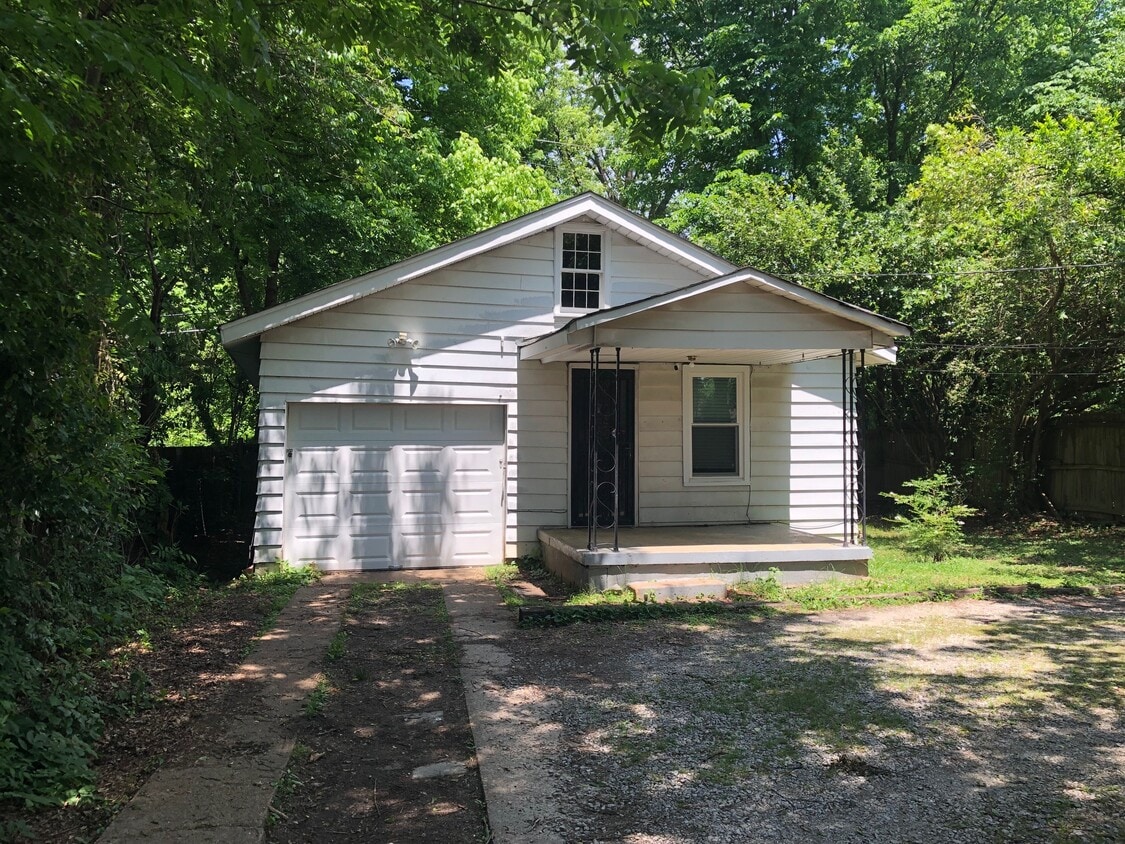Front - 2000 Young Ave