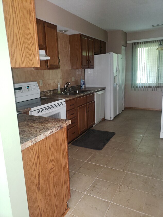 748812 Colosseum Dr Unit 12, Rockford, IL 61107 Condo for Rent in Rockford, IL