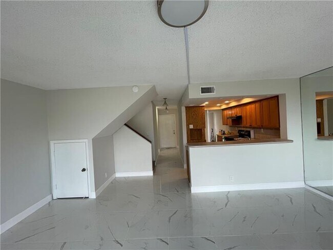 Building Photo - 2910 SW 87th Terrace