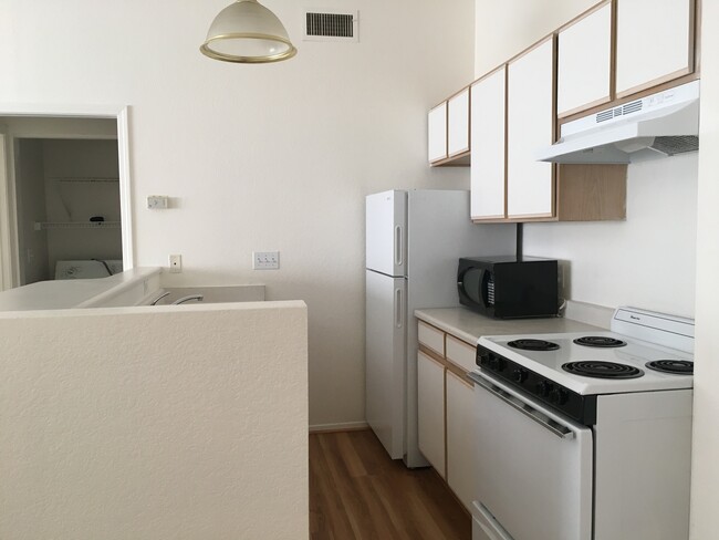 Foto del edificio - Rent special $1,125-1 BD UNIT IN TRIPLEX -...