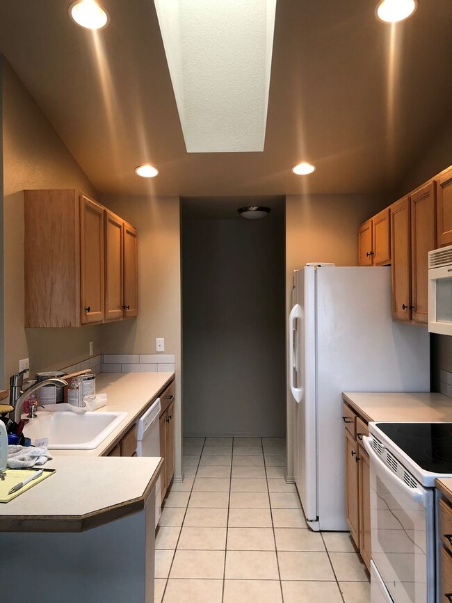 Building Photo - Now renting 2 bedroom Condo upstairs