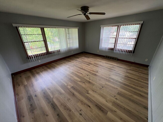 Foto del edificio - Bright & Spacious 3-Bedroom Home with Large Backyard
