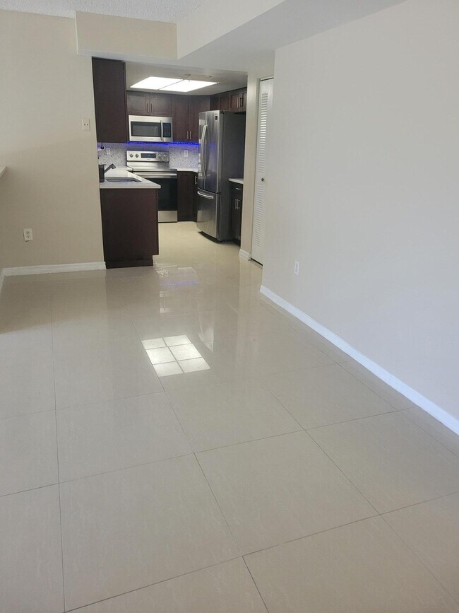 Foto del edificio - 1400 Crestwood Ct S