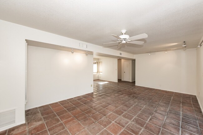 Foto del edificio - 2448 S Engler Ave