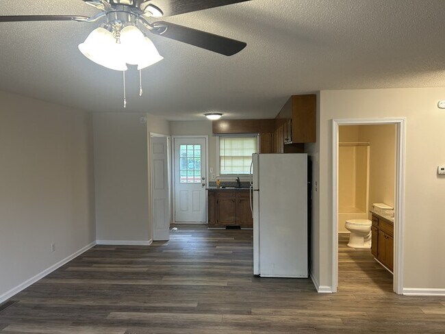 Building Photo - Two Bedroom Duplex in Hickory