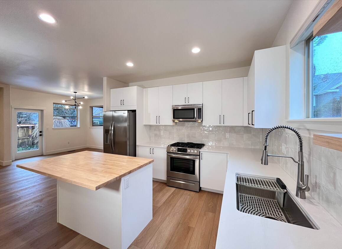 Foto principal - Modern Craftsman 4 Bedroom Home!