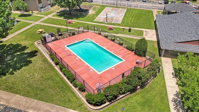 Building Photo - Welcome to Oxford Pointe Apartments – Comfortable Living with a Country Charm in Tyler, TX