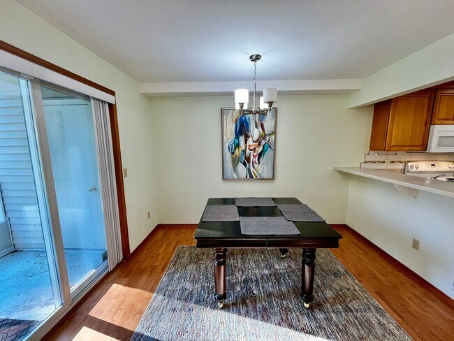 Foto del edificio - Lovely Furnished Condo Close to Kingston F...