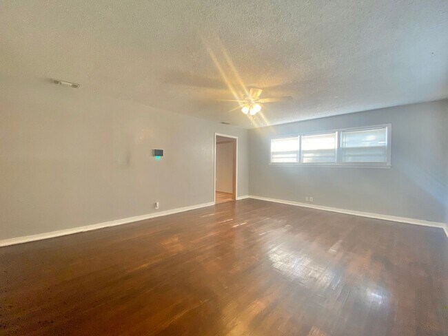 Foto del edificio - 3 bed 1 bath with BASEMENT