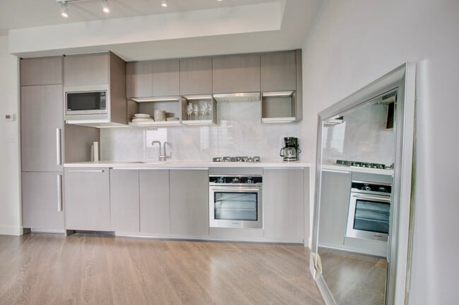 Building Photo - 30 Smithe St