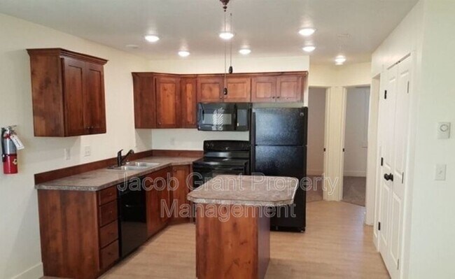 Building Photo - 880 Everett Pl