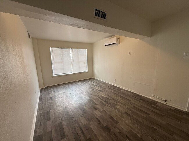 Foto del edificio - **50% Off First Month's Rent!** Renovated 4 Bedroom Home with Updated Floors & Modern Kitchen