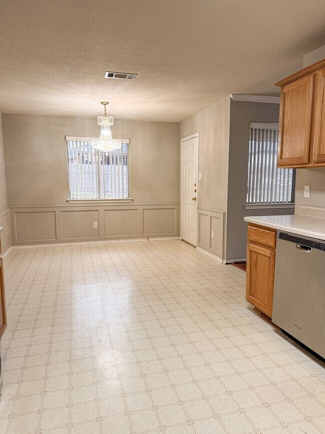 Building Photo - Move-In Special!  $$