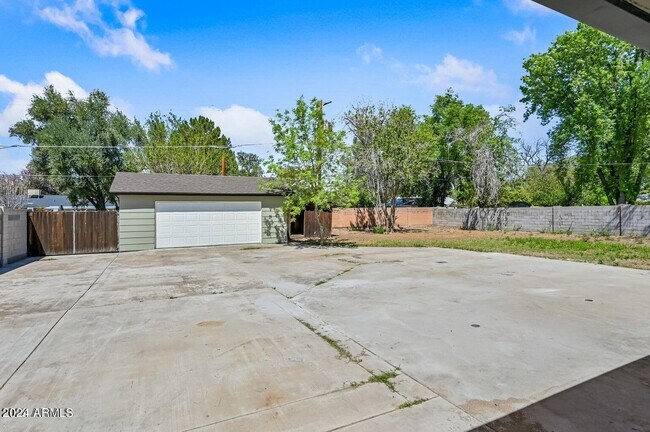 Building Photo - 1226 W Rancho Dr
