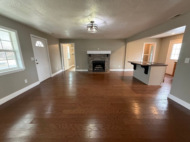 Building Photo - Spacious 3 Bedroom 2 Bathroom Home Available NOW!