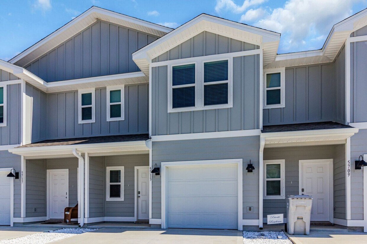 Primary Photo - New 3 Bedrooms in Gulf Breeze!!