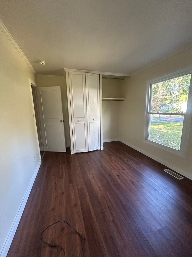Building Photo - 3 bedroom, 2 bath Ranch House