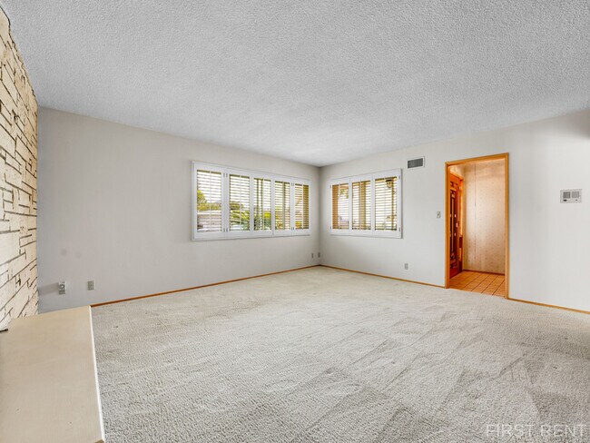 Building Photo - 5250 Vickie Dr