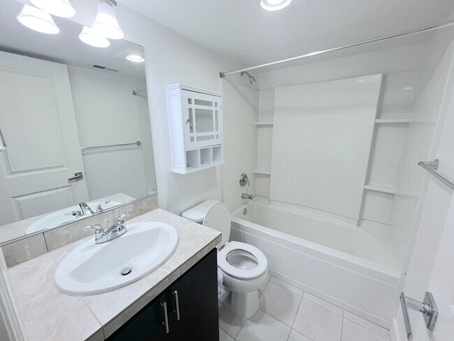 Foto del edificio - Spacious 4-Bedroom/3.5-Bathroom Townhome i...
