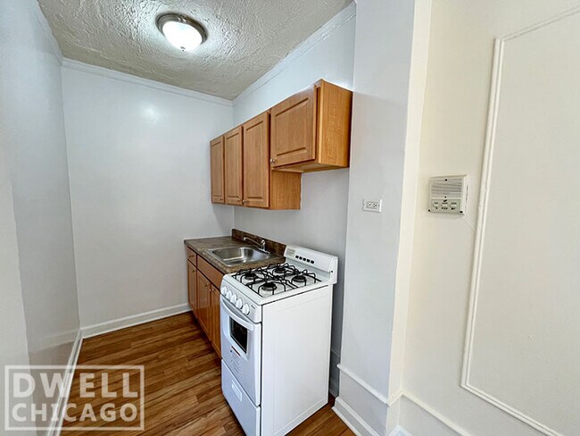 Building Photo - 5451 N Kenmore Ave