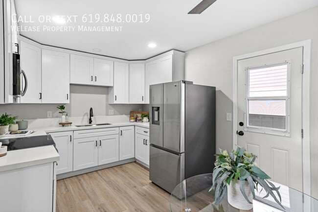 Building Photo - Stunning Studio with Laundry in Unit & Sky...
