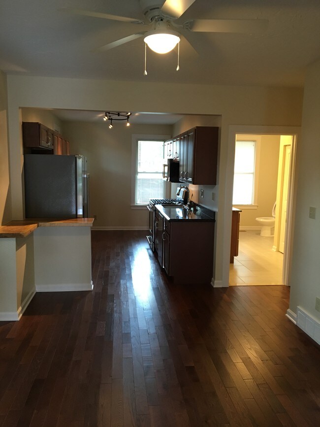 Foto del edificio - 3206 Woodbine Ave