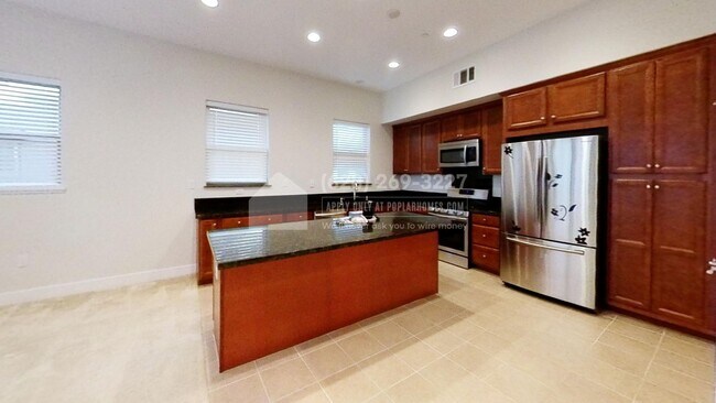 Foto del edificio - 1752 Hazelnut Ln