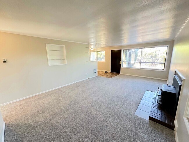 Foto del edificio - Charming 2BR Home with Garage & Expansive Yard in Ridgecrest area of Shoreline