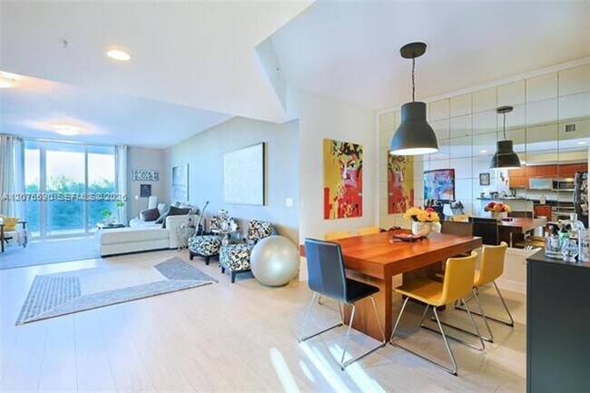 Building Photo - 15051 Royal Oaks Ln