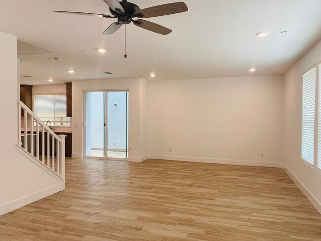Building Photo - 2846 E Tamarind Dr