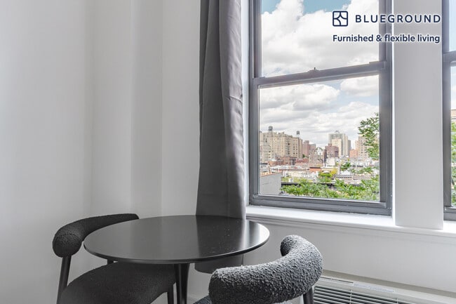 Building Photo - 45 W 81st St