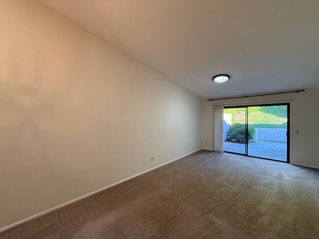 Foto del edificio - Lovely 2B/2BA Condo in 55+ Community w/Attached Garage & 2 Private Patios!