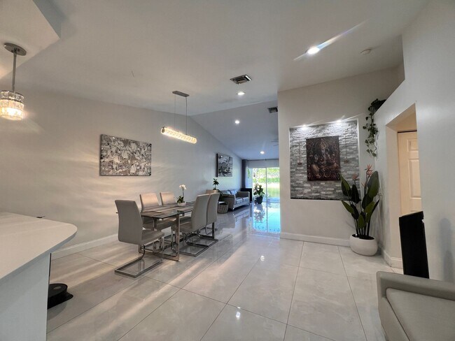 Photo - Fantastic, Weston Waterfront 3/2 PLUS Office in Gated Savanna House
