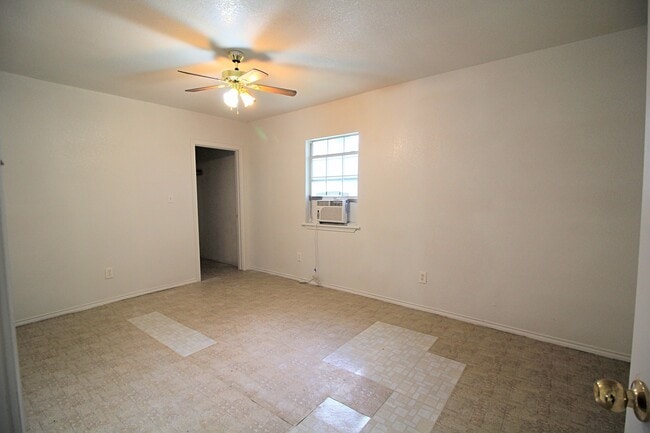 Building Photo - Cute 3 Bedroom, 1 Bath Close to Downtown San Antonio.