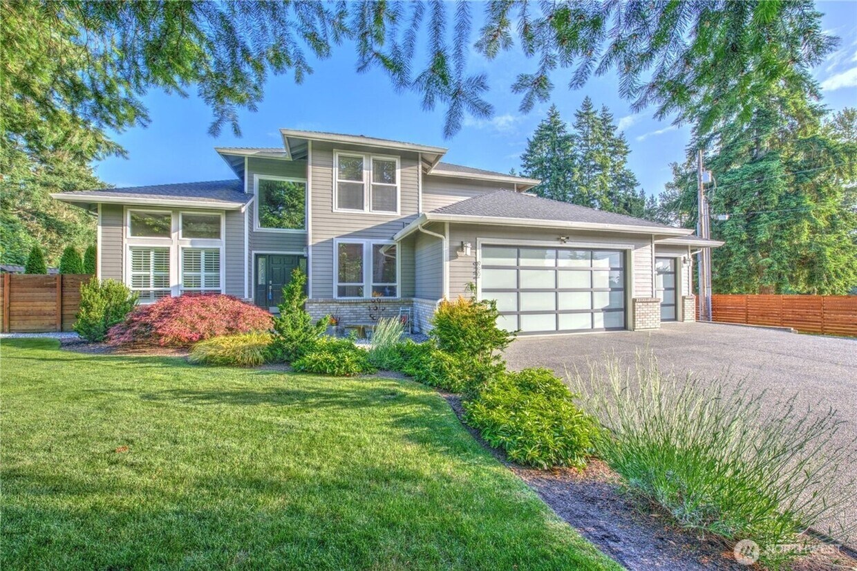 Foto principal - Gorgeous 3 bedroom plus den 2.5 bath house...