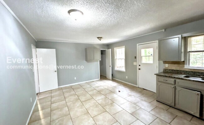 Foto del edificio - 3 Bed, 2 Bath Home with Garage / Pet-Frien...