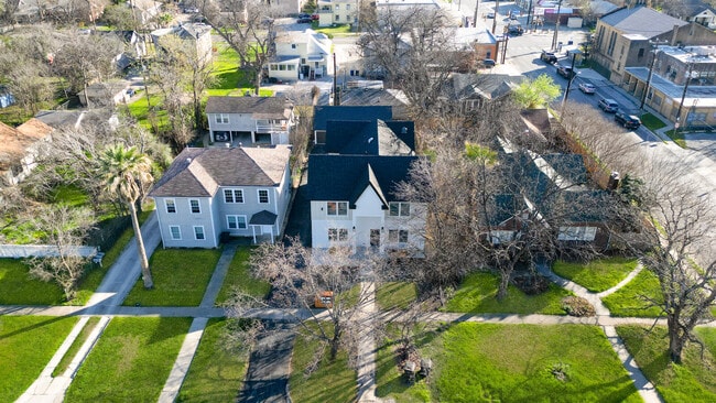 Bloque residencial tranquilo con estacionamiento fuera de la calle y acceso controlado. - Mistletoe Manor