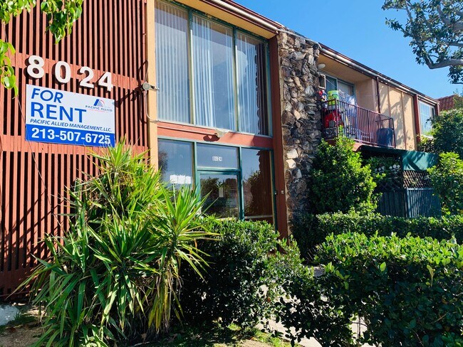 Foto del edificio - 8024 Woodman Ave