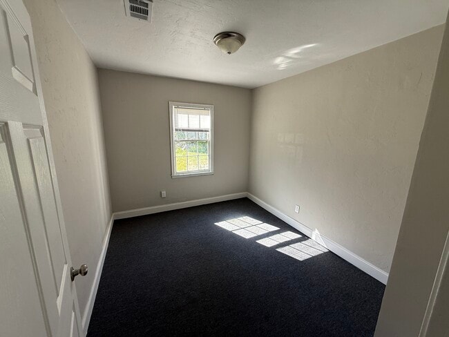 Building Photo - 3603 Emanuel Ave