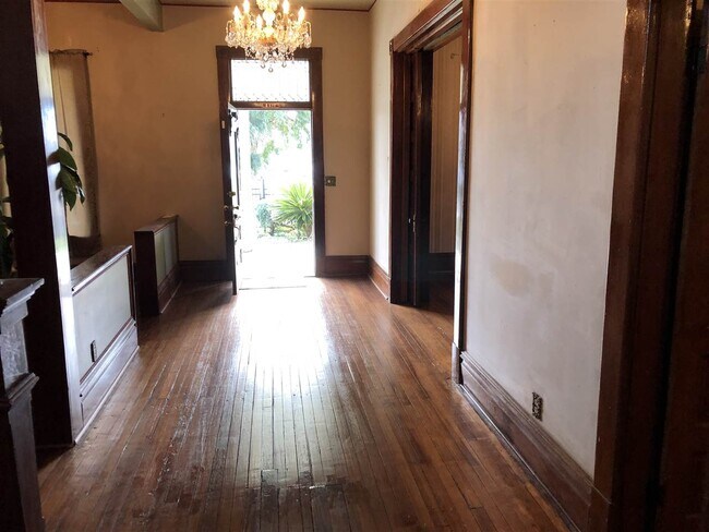 Building Photo - 112 W Gregory St